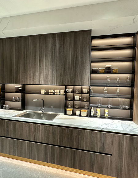 Дизайны модульных кухонь из алюминия